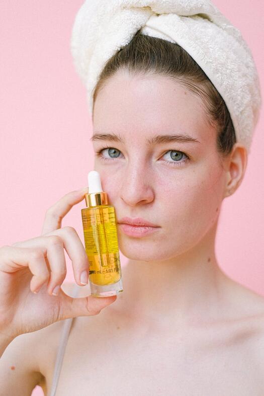 Почистващите масла за лице са новото голямо "ДА" в грижата за кожата